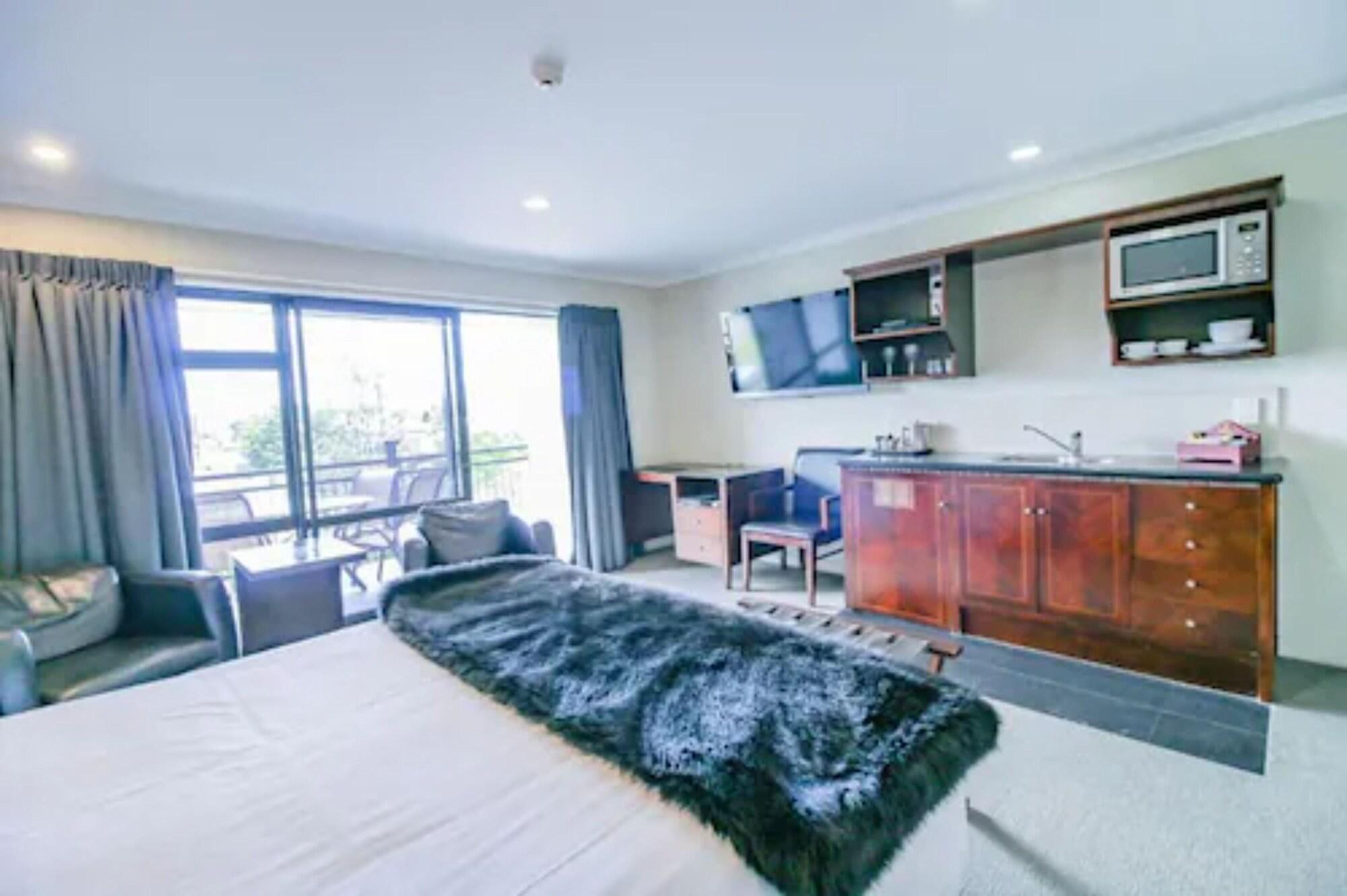 Aotea Motor Lodge Whanganui Exterior foto A studio apartment in New Zealand