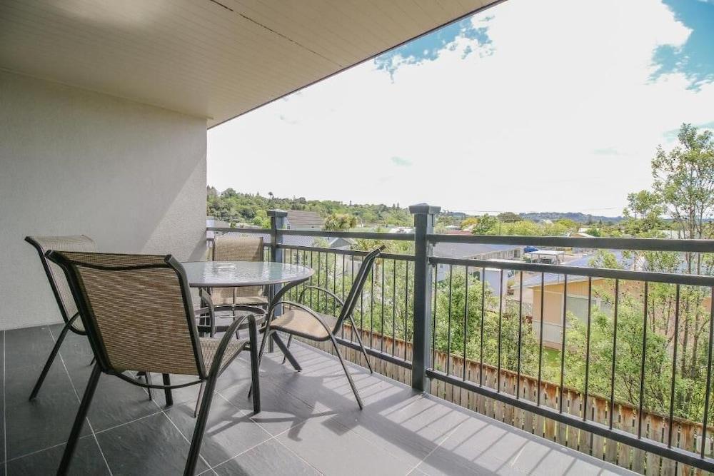 Aotea Motor Lodge Whanganui Exterior foto A balcony