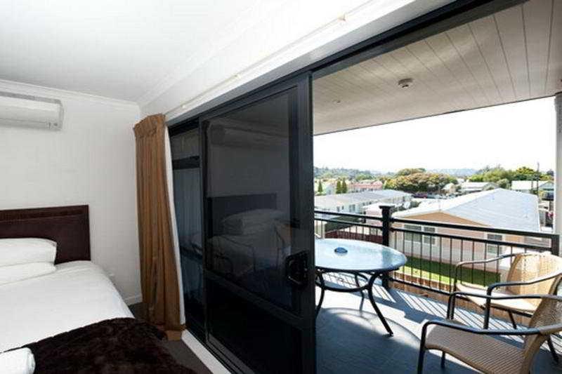 Aotea Motor Lodge Whanganui Exterior foto A sliding door