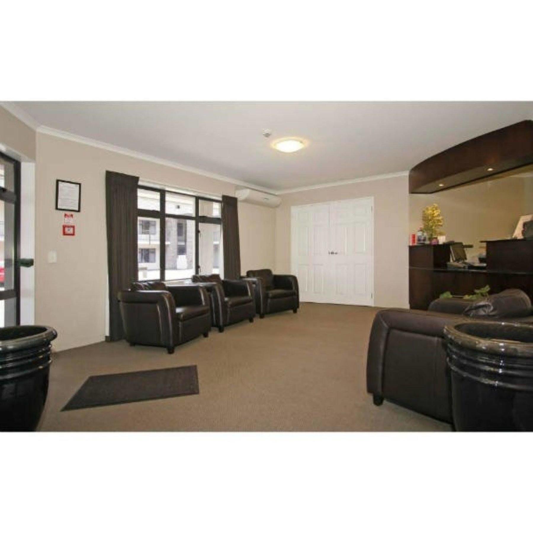 Aotea Motor Lodge Whanganui Exterior foto The interior of the reception area at the hotel