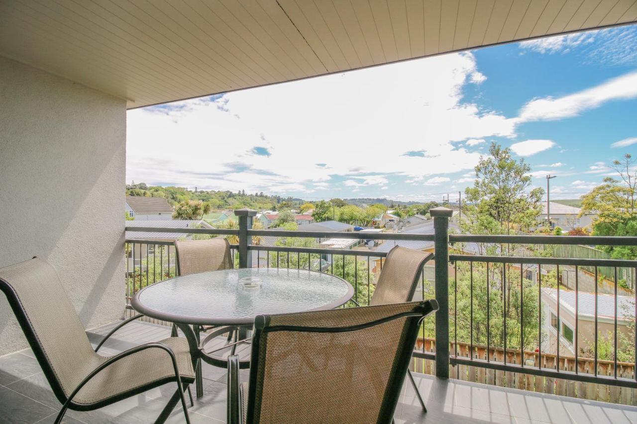 Aotea Motor Lodge Whanganui Exterior foto A balcony