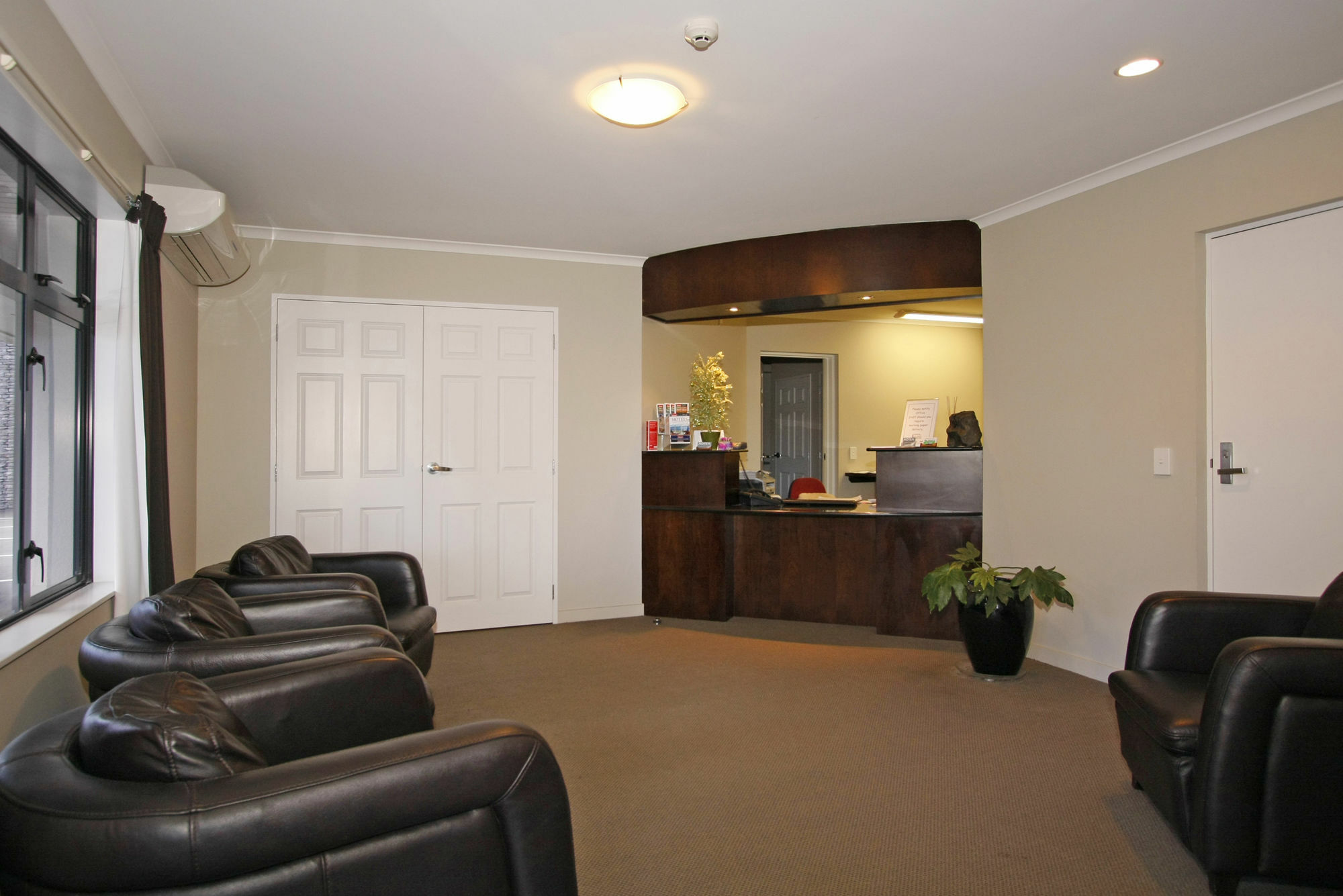 Aotea Motor Lodge Whanganui Exterior foto The reception area of a dental practice